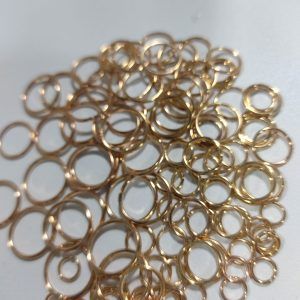 100 anillos de salto dorados en diferentes tamaños. 685