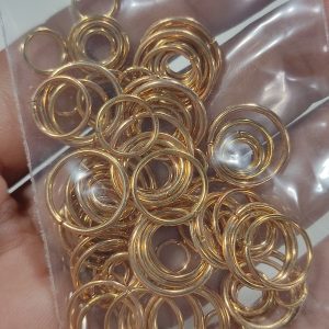 100 anillos de salto dorados en diferentes tamaños. 685